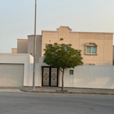 فيلا سابك للبيع _دارين_ قرب الكورنيش _مؤجرة_صك حر_ مساحة 583 م²