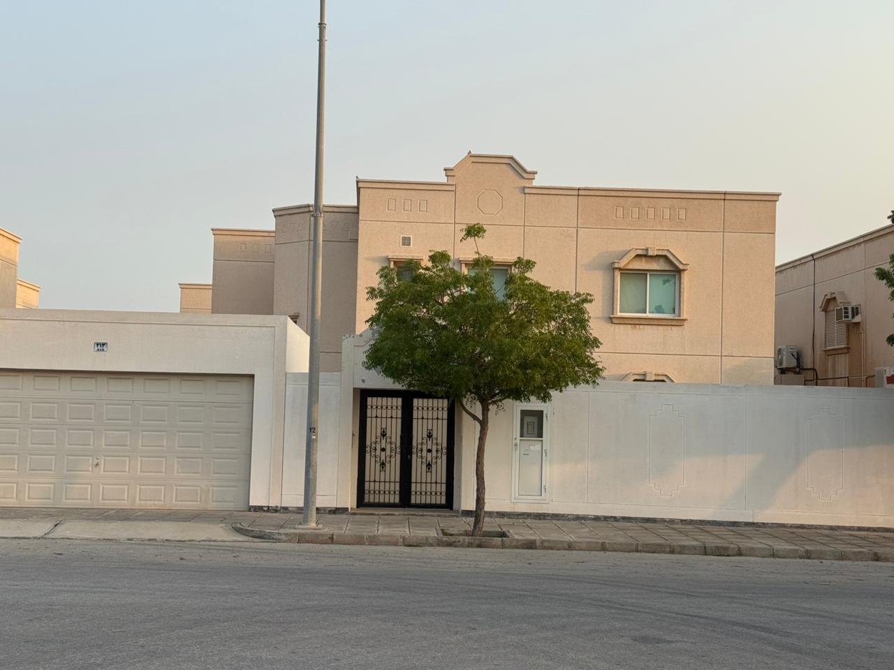 فيلا سابك للبيع _دارين_ قرب الكورنيش _مؤجرة_صك حر_ مساحة 583 م² فيلا سابك للبيع _دارين_ قرب الكورنيش _مؤجرة_صك حر_ مساحة 583 م²