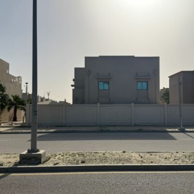 فيلا للبيع بحرية مميزة بجلموده – إطلالة مباشرة وصك حر– مساحة 469 م