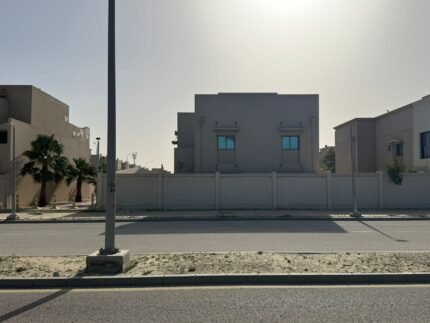 فيلا للبيع بحرية مميزة بجلموده – إطلالة مباشرة وصك حر– مساحة 469 م