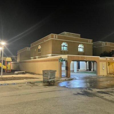 فيلا للبيع بتصميم مودرن – محلة العلا جلموده | بيوت مرافق مساحة 425 م