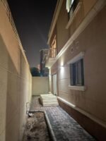 ⁦فيلا للبيع بتصميم مودرن – محلة العلا جلموده | بيوت مرافق مساحة 425 م⁩ - الصورة ⁦3⁩