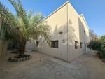⁦فيلا بتروكيميا للبيع في الفناتير بمساحة 535م | زاوية شارعين | تصميم مميز وحديقة داخلية⁩ - الصورة ⁦2⁩