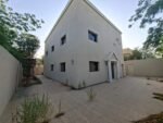 ⁦فيلا بتروكيميا للبيع في الفناتير بمساحة 535م | زاوية شارعين | تصميم مميز وحديقة داخلية⁩ - الصورة ⁦13⁩