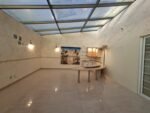 ⁦فيلا بتروكيميا للبيع في الفناتير بمساحة 535م | زاوية شارعين | تصميم مميز وحديقة داخلية⁩ - الصورة ⁦3⁩