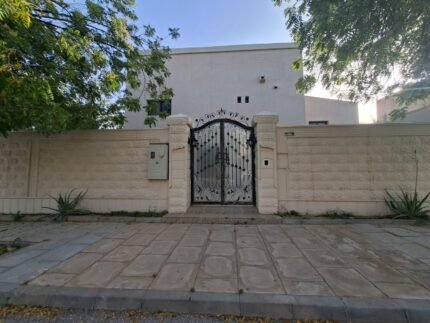 فيلا بتروكيميا للبيع في الفناتير بمساحة 535م | زاوية شارعين | تصميم مميز وحديقة داخلية