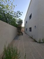 ⁦فيلا بتروكيميا للبيع في الفناتير بمساحة 535م | زاوية شارعين | تصميم مميز وحديقة داخلية⁩ - الصورة ⁦4⁩