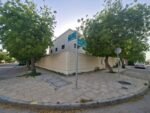 ⁦فيلا بتروكيميا للبيع في الفناتير بمساحة 535م | زاوية شارعين | تصميم مميز وحديقة داخلية⁩ - الصورة ⁦5⁩