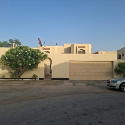 فيلا للبيع في حي الفردوس الجبيل الصناعية | 680م² | واجهتان وممر خلفي | 5 غرف نوم وملاحق خارجية