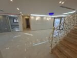 ⁦فيلا بتروكيميا للبيع في الفناتير بمساحة 535م | زاوية شارعين | تصميم مميز وحديقة داخلية⁩ - الصورة ⁦9⁩