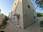 ⁦فيلا بتروكيميا للبيع في الفناتير بمساحة 535م | زاوية شارعين | تصميم مميز وحديقة داخلية⁩ - الصورة ⁦10⁩